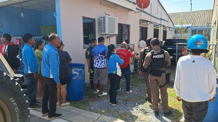 Ngửi thấy mùi hôi thối ở bãi đậu xe, người dân kiểm tra thì thấy cảnh tượng bàng hoàng Ảnh 3