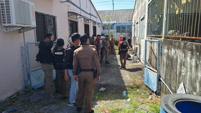 Ngửi thấy mùi hôi thối ở bãi đậu xe, người dân kiểm tra thì thấy cảnh tượng bàng hoàng Ảnh 1