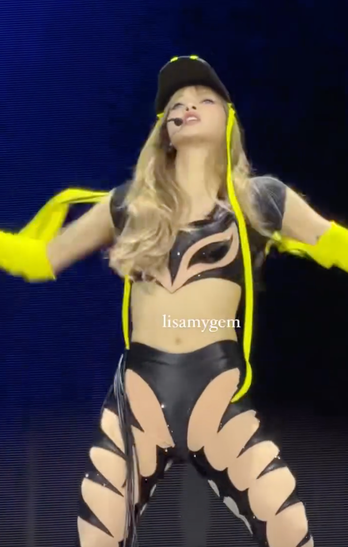 Trang phục biểu diễn của nữ ca sĩ hạng A - Lisa (Blackpink) khiến khán giả 'ngượng tái mặt'.