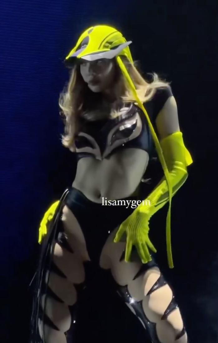 Nữ ca sĩ hạng A lại khiến mạng xã hội 'dậy sóng' bởi trang phục biểu diễn phản cảm.