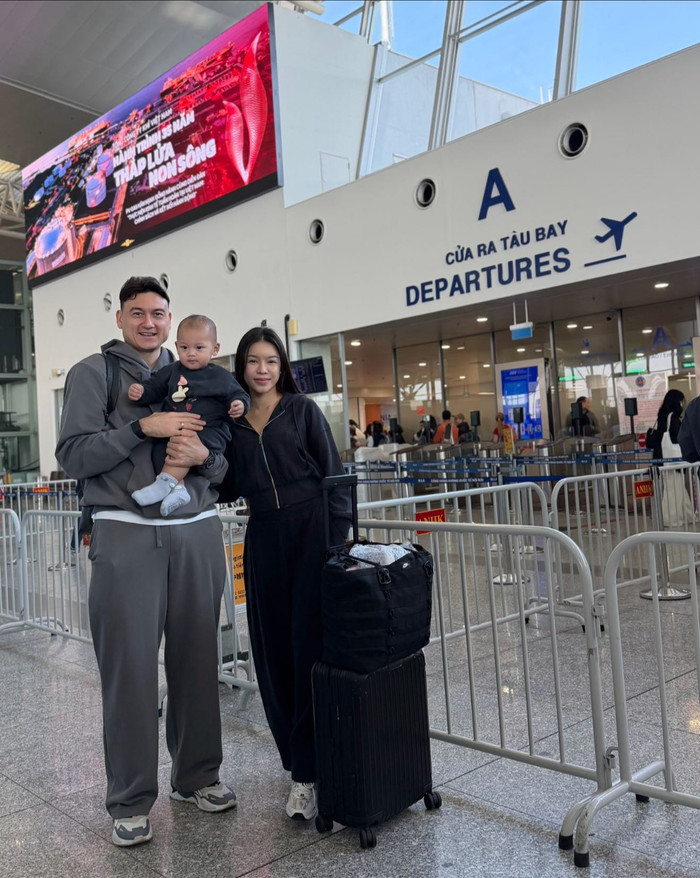 Thủ môn Đặng Văn Lâm và vợ con đã có dịp quay trở lại đất nước Nga. (Ảnh: FBNV)