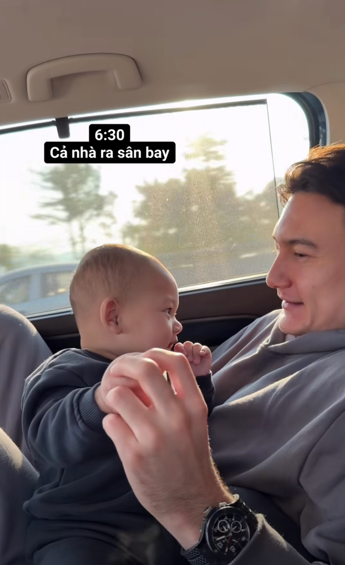 Thủ môn Đặng Văn Lâm đã diện chiếc đồng hồ Hublot Big Bang Original Steel 44mm trong chuyến đi. (Ảnh: chụp màn hình)