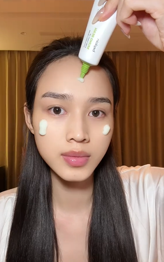 Đỗ Thị Hà thoa kem dưỡng để kết thúc routine chăm sóc da ban đêm. Ảnh chụp màn hình