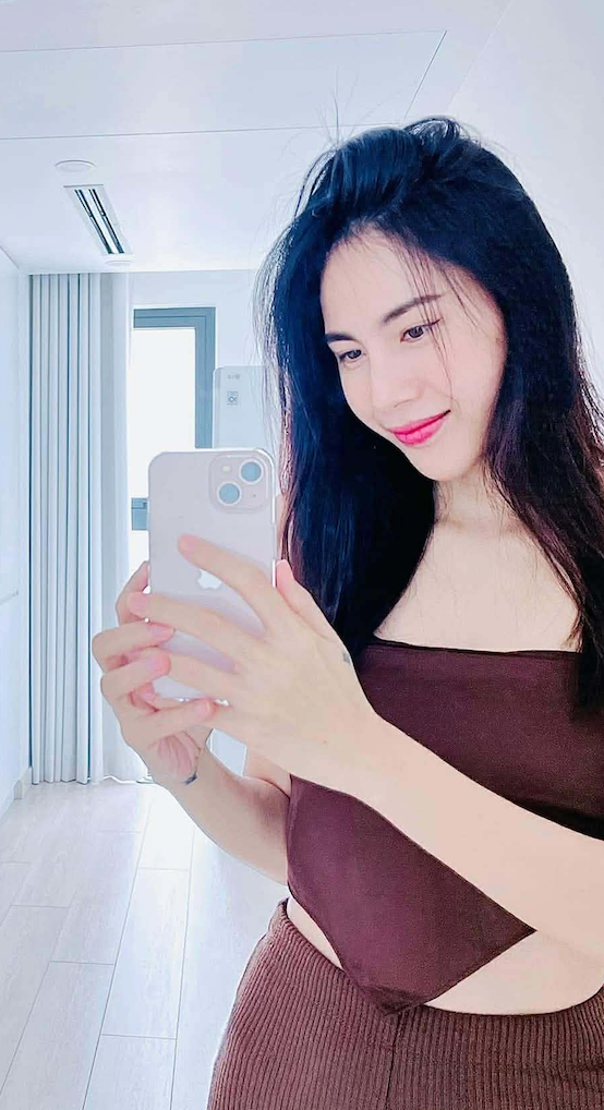 Ca sĩ Thủy Tiên được bắt gặp sử dụng chiếc điện thoại giá 8 chữ số (Ảnh: FBNV).