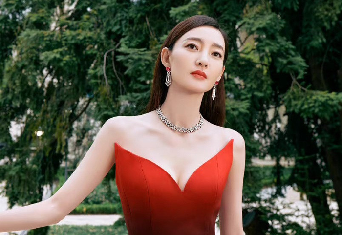 Vương Lệ Khôn được cho là đang nỗ lực tìm cách ly hôn để tránh liên lụy đến khoản nợ khổng lồ và bảo vệ sự nghiệp.