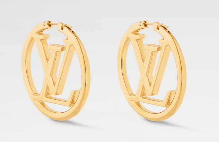 Đôi bông tai của bà chủ thẩm mỹ viện Mailisa. Ảnh: Louis Vuitton