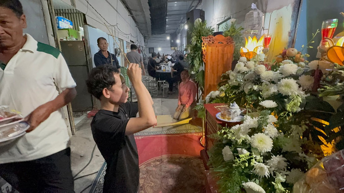 Bạn bè, đồng nghiệp đến viếng đám tang nam ca sĩ. (Ảnh FBNV)