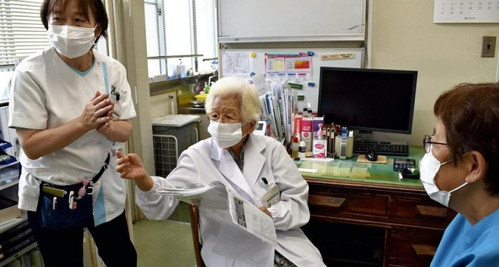 Bác sĩ Teru Kasamatsu sống trọ trăm tuổi, hiện vẫn còn làm việc. (Ảnh The Yomiuri Shimbun)