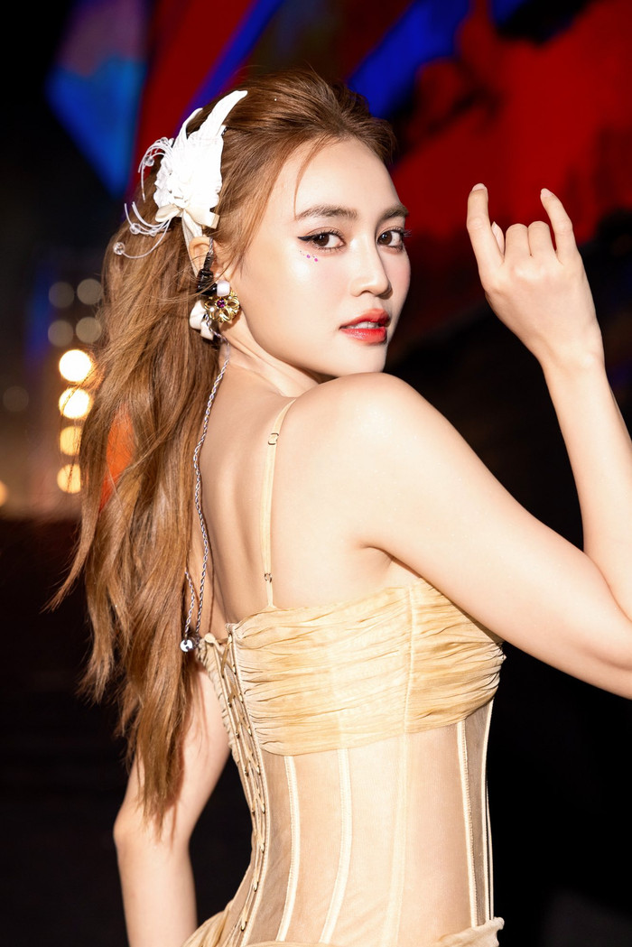 Ninh Dương Lan Ngọc được nhận xét là một trong những nghệ sĩ hoạt ngôn, duyên dáng của làng giải trí Việt. (Ảnh FBNV)