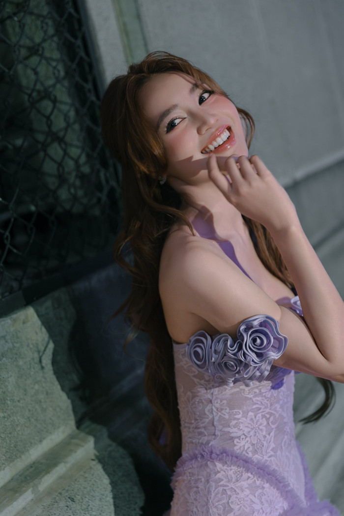 Hành động hài hước của nữ diễn viên khiến 2 nam đồng nghiệp 'ngượng đỏ mặt'. (Ảnh FBNV)