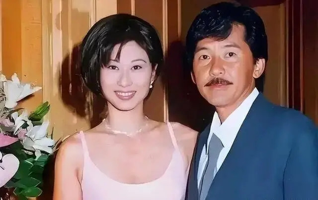 Nam ca sĩ cho vợ 100 tỷ đồng để chia tay, rồi cưới tình nhân nhỏ hơn 14 tuổi là học trò của mình Ảnh 4