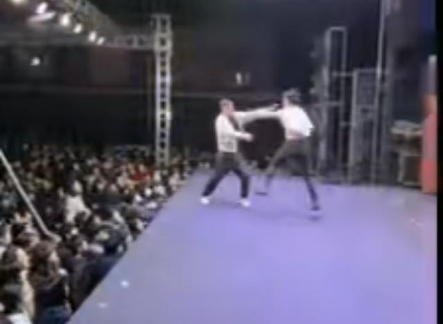 Nam ca sĩ đánh nhau với khán giả trên sân khấu gây xôn xao Ảnh 1