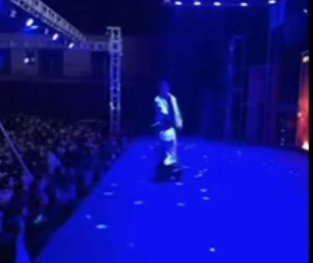 Nam ca sĩ đánh nhau với khán giả trên sân khấu gây xôn xao Ảnh 2