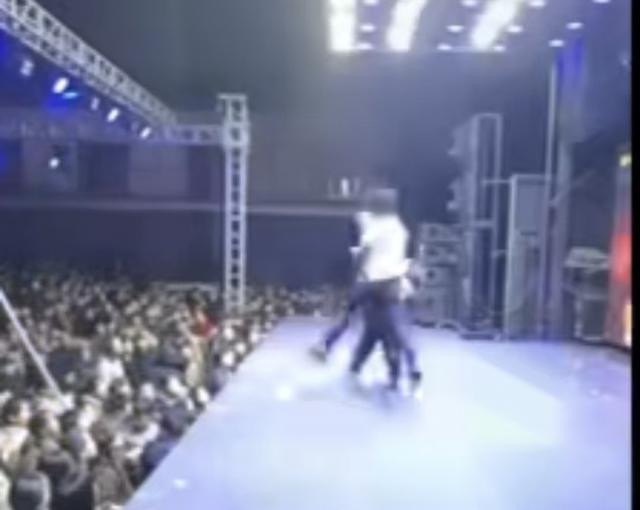 Nam ca sĩ đánh nhau với khán giả trên sân khấu gây xôn xao Ảnh 3