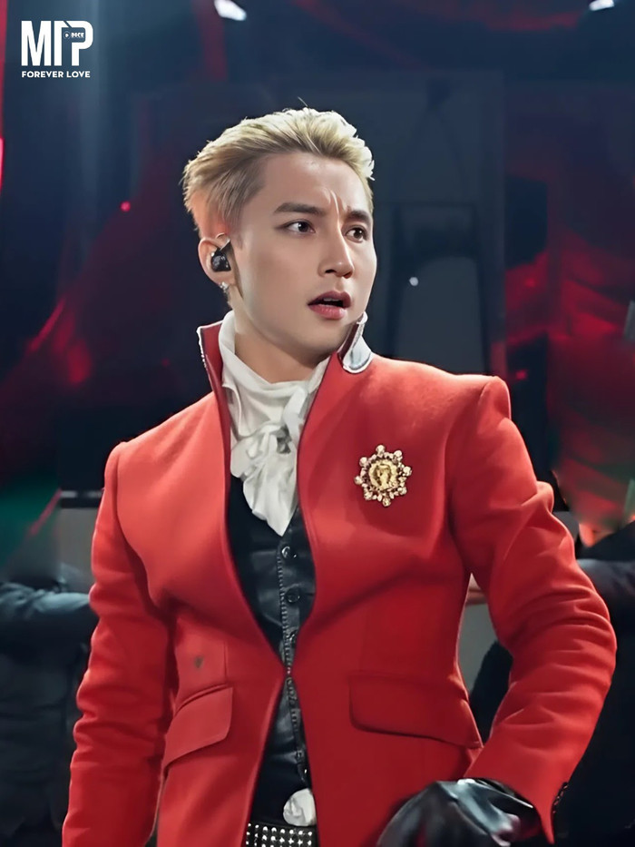 Sơn Tùng tại đêm nhạc. Ảnh: MTP Forever Love