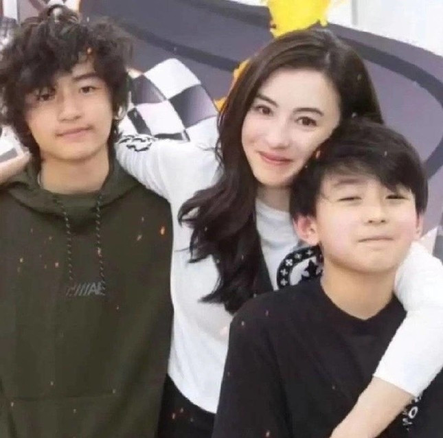 Con trai nam ca sĩ hàng đầu showbiz đi làm phục vụ nhà hàng, nhận lương gần 400 nghìn một tiếng Ảnh 1