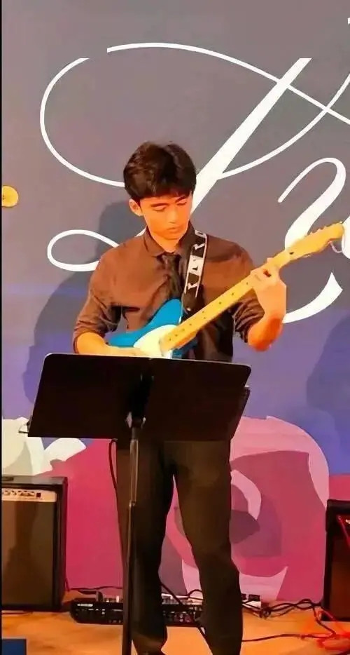 Tạ Đình Phong thời trẻ cũng tự lực cánh sinh.