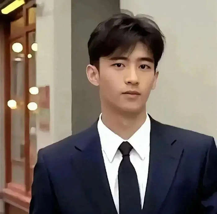 Con trai nam ca sĩ hàng đầu showbiz đi làm phục vụ nhà hàng, nhận lương gần 400 nghìn một tiếng Ảnh 6