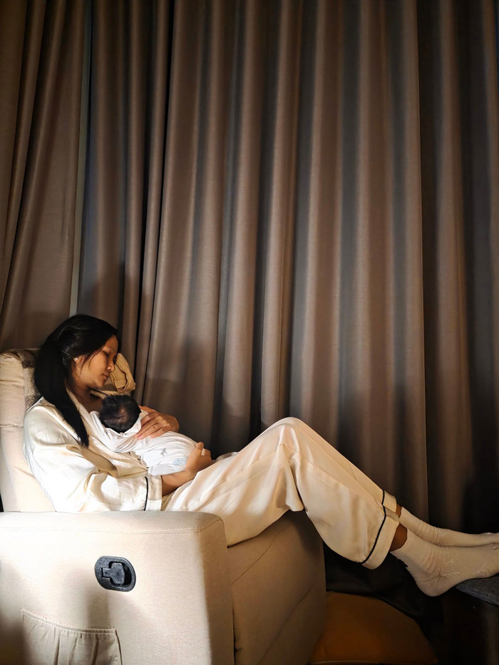 Một chút dịu dàng với với người lần đầu làm mẹ ở giai đoạn mới sinh nở này sẽ giúp cho cô thêm động lực để hoàn thiện bản thân, cống hiến mạnh mẽ hơn cho cộng đồng.