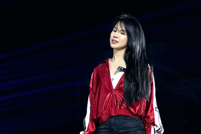 Diệp Lâm Anh tự tin khoe mặt mộc trong một lần tập luyện trên sân khấu. Ảnh: FBNV