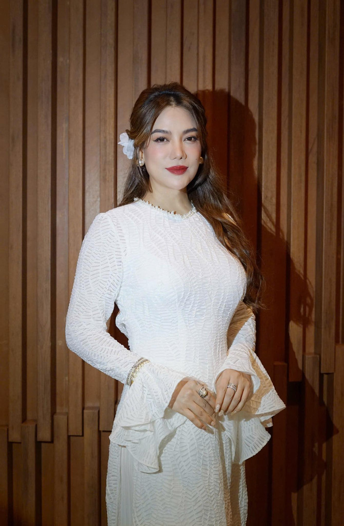 Nữ diễn viên thường diện trang phục có màu đơn sắc, tôn dáng. (Ảnh FBNV)