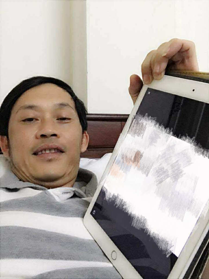 Chiếc iPad 10 năm của Hoài Linh (Ảnh: FBNV).