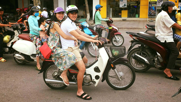 Vợ chồng ca sĩ Thủy Tiên được bắt gặp di chuyển trên chiếc xe số cổ điển. Ảnh: FBNV