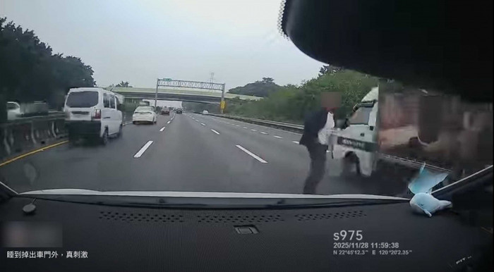 Người đàn ông gây sốc khi nhảy ra khỏi xe trên quốc lộ, ai chứng kiến cũng hoảng sợ Ảnh 2