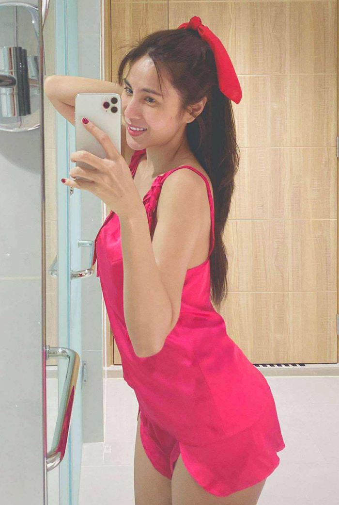 Ca sĩ Thủy Tiên được bắt gặp từng sử dụng chiếc điện thoại giá 7 triệu đồng.