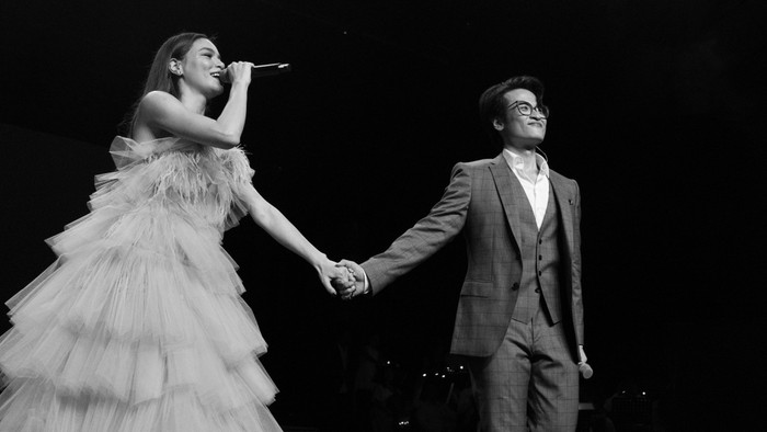 Nam ca sĩ dám vén váy Hồ Ngọc Hà trước hàng trăm khán giả Ảnh 4