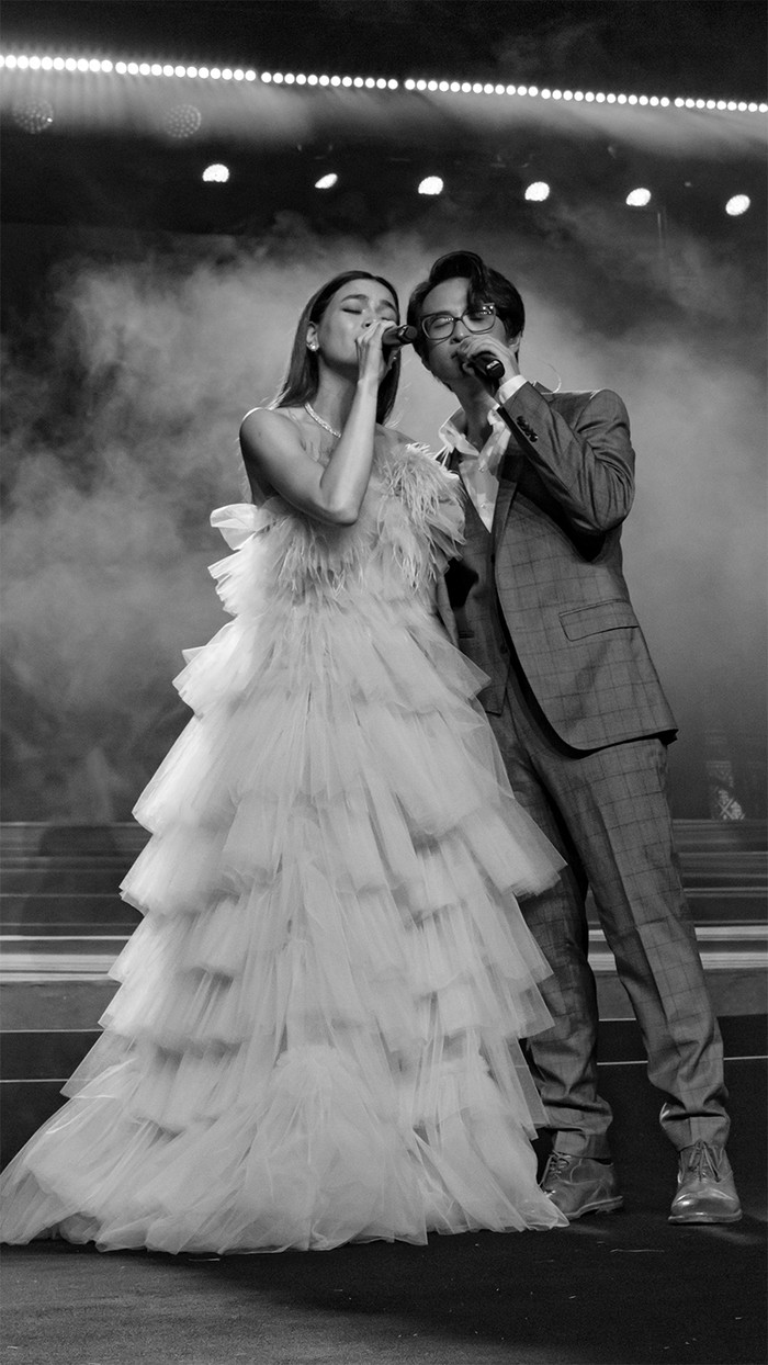 Nam ca sĩ dám vén váy Hồ Ngọc Hà trước hàng trăm khán giả Ảnh 3