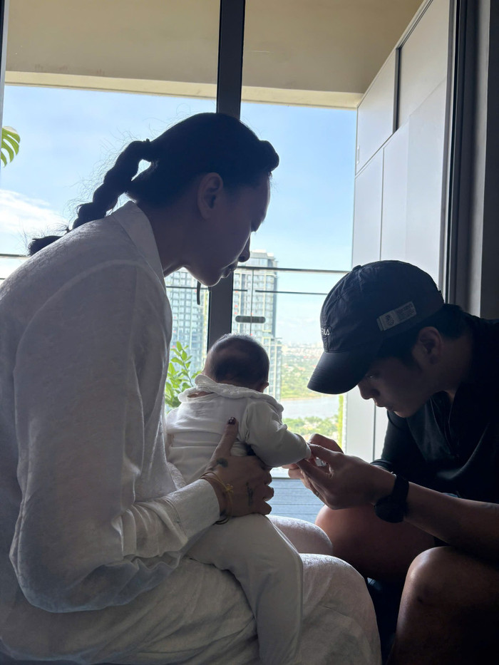 Gia đình nhỏ của Ngô Thanh Vân và Huy Trần. (Ảnh FBNV)