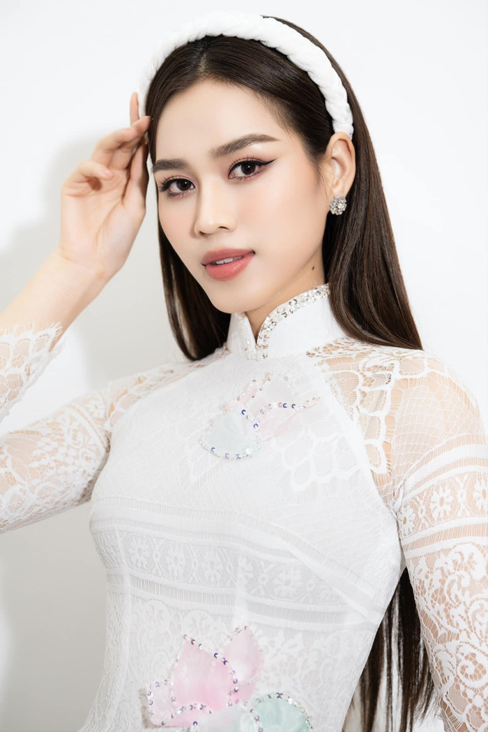 Đỗ Thị Hà ưu ái lựa chọn dòng sữa rửa mặt chiết xuất từ thực vật. Ảnh: FBNV