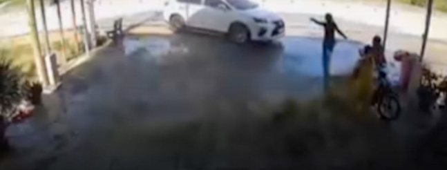 Chiếc ô tô tông người phụ nữ đứng trong sân