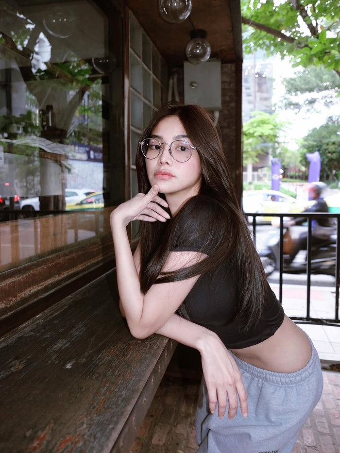 Engfa có phong cách thời trang gợi cảm, khoe vóc dáng thon gọn. (Ảnh IGNV)