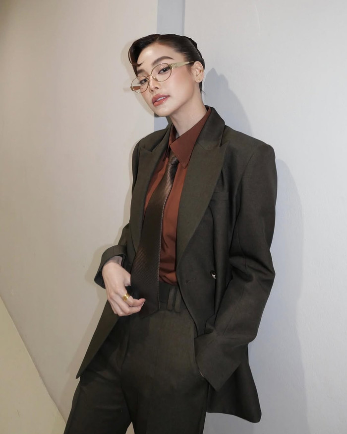 Nàng hậu cũng gây ấn tượng với phong cách menwear cá tính. (Ảnh IGNV)