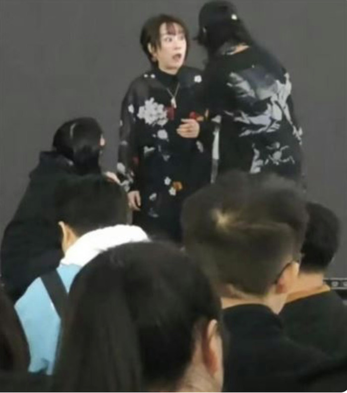 Nữ ca sĩ đang hát thì cảnh sát ập vào, yêu cầu hủy bỏ đêm diễn Ảnh 4