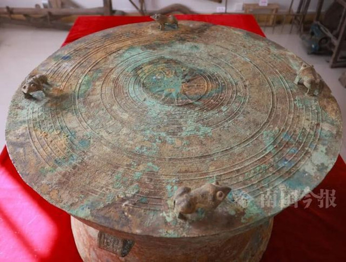 Đào giun đất để câu cá, người đàn ông tìm thấy kho báu lịch sử Ảnh 3