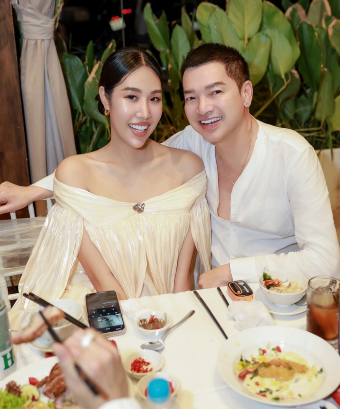 Cuộc sống của nghệ sĩ Quang Minh bên vợ trẻ kém 37 tuổi - Tăng Khánh Chi nhận được sự quan tâm từ cư dân mạng.