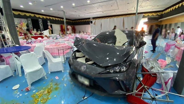 Chiếc xe hơi lao thẳng vào tiệc cưới đang tổ chức, hiện trường tan hoang Ảnh 2