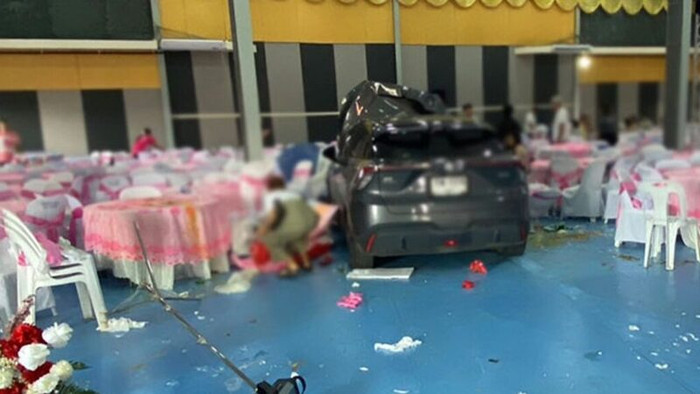 Chiếc xe hơi lao thẳng vào tiệc cưới đang tổ chức, hiện trường tan hoang Ảnh 1