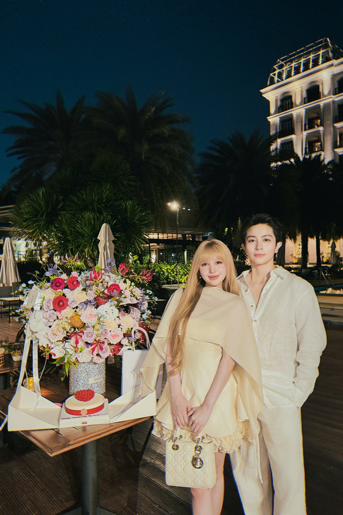 Xoài Non và Gil Lê vui vẻ chụp ảnh trong bữa tiệc kỷ niệm 1 năm bên nhau. Ảnh: FBNV