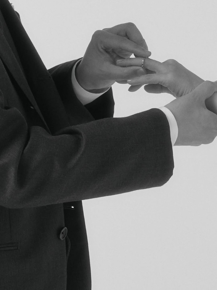 Khoảnh khắc cặp đôi trao nhẫn cho nhau khi chụp ảnh cưới khiến nhiều người không khỏi xúc động. Ảnh: IGNV