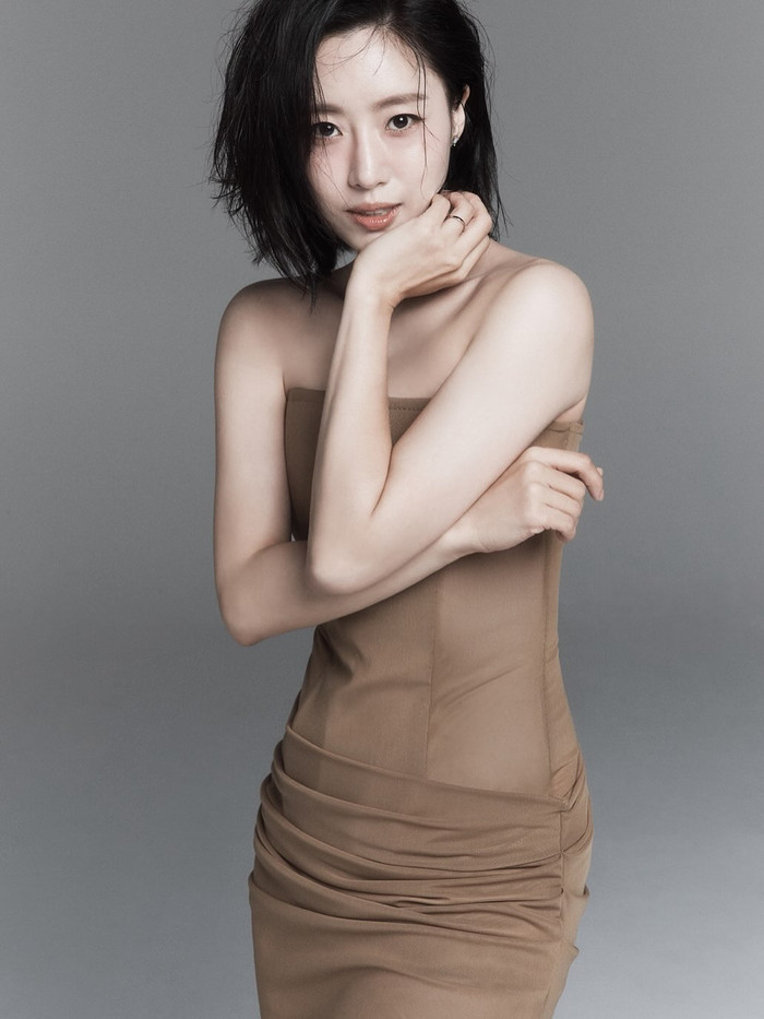 Eun Jung diện thêm váy quây khi chụp ảnh cưới. Ảnh: IGNV