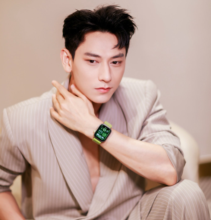 Isaac&nbsp;lựa chọn đồng hồ thông minh Huawei Watch Fit 4 Pro. (Nguồn: FBNV)