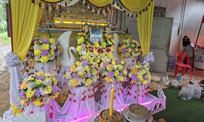 Nam thanh niên trèo lên cột điện lấy tổ ong về làm mồi nhậu, sự việc sau đó khiến nhiều người bàng hoàng Ảnh 2