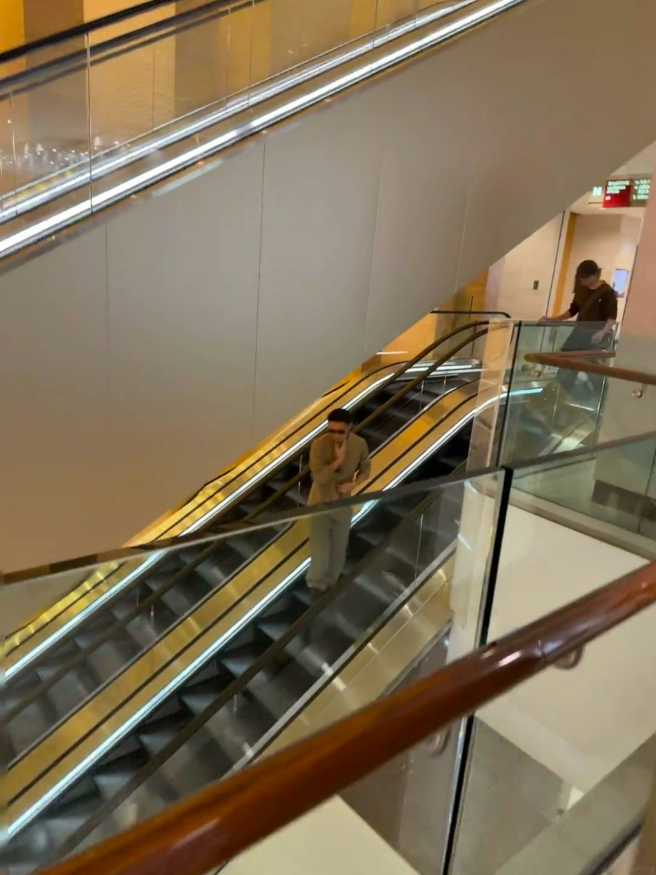 Tạ Đình Phong hiếm hoi lộ diện cùng con trai Tạ Chấn Hiên, thái độ gây xôn xao Ảnh 2