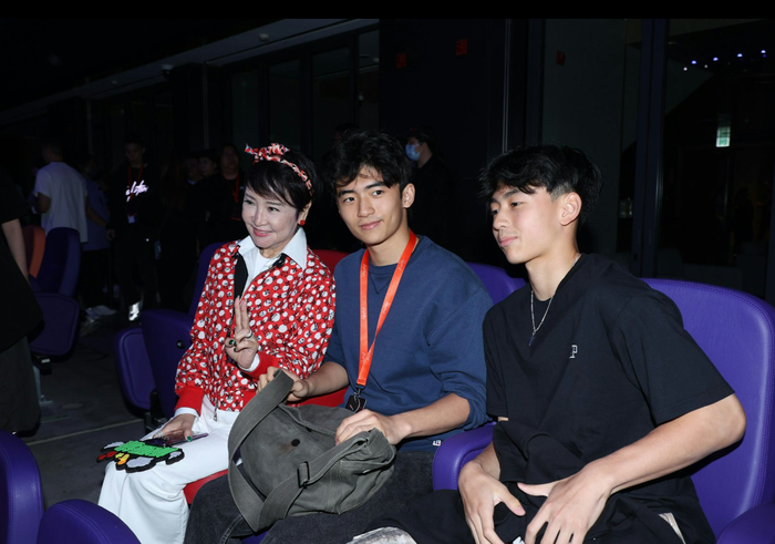 Tạ Đình Phong hiếm hoi lộ diện cùng con trai Tạ Chấn Hiên, thái độ gây xôn xao Ảnh 1