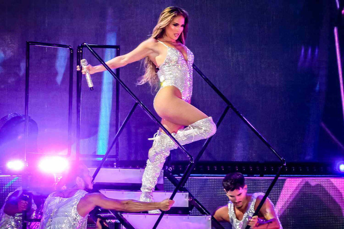 Nữ ca sĩ 56 tuổi gây sốc khi diễn cảnh 'người lớn' với vũ công nam, khán giả lắc đầu ngao ngán Ảnh 2