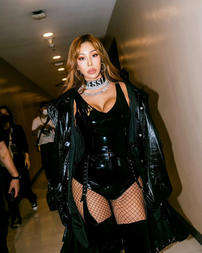 Loạt ảnh của nữ ca sĩ nhanh chóng lan truyền trên các diễn đàn mạng xã hội và nhận nhiều ý kiến trái chiều. (Ảnh: IGNV)